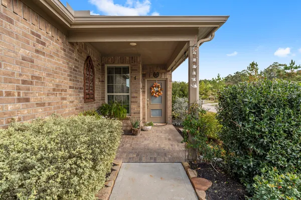 Property Slideshow image 3 of 38 | 406 thistle thorn dr, The Woodlands, TX, 77382