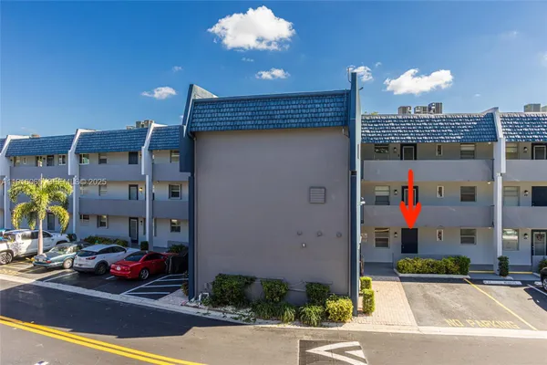 Property Slideshow image 2 of 20 | 7887 golf cir dr 106, Margate, FL, 33063