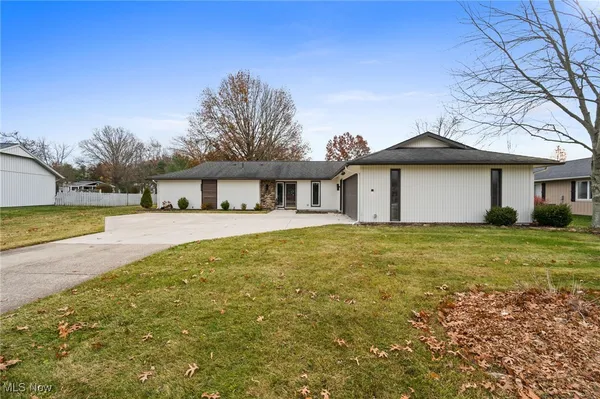 Property Slideshow image 3 of 39 | 9989 plum brook ln, Strongsville, OH, 44149