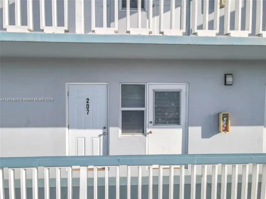 Property Slideshow image 2 of 25 | 2223 park ln 207, Hollywood, FL, 33021