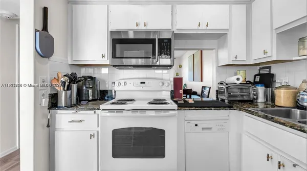 Property Slideshow image 3 of 25 | 2223 park ln 207, Hollywood, FL, 33021