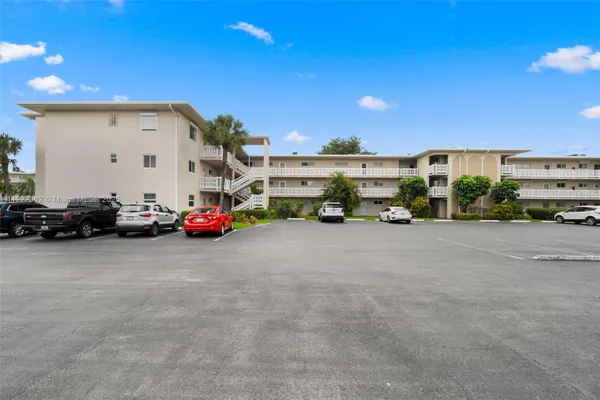 Property Slideshow image 2 of 37 | 2770 garden dr 201, Lake Worth, FL, 33461