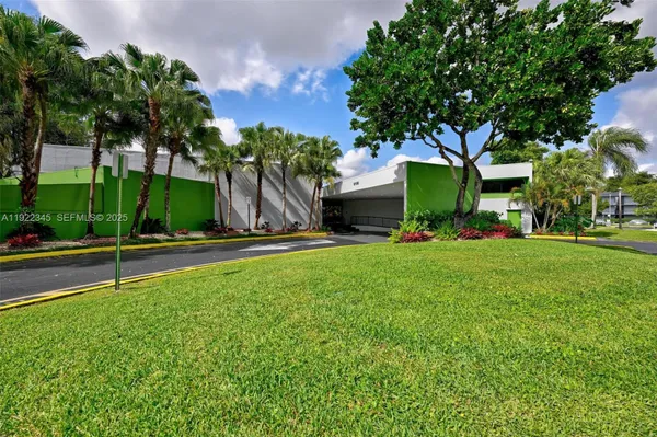 Property Slideshow image 2 of 27 | 9401 lime bay blvd 302, Tamarac, FL, 33321
