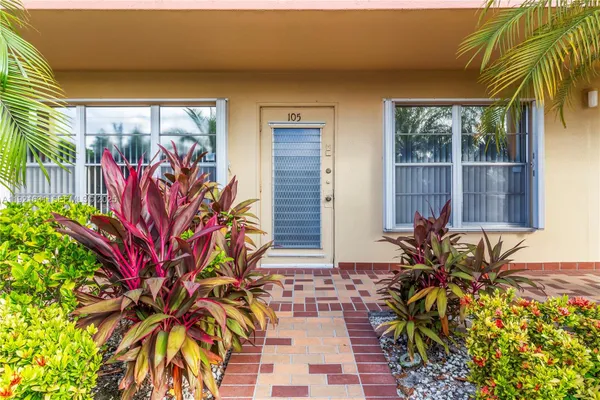 Property Slideshow image 3 of 38 | 105 wellington l, West Palm Beach, FL, 33417