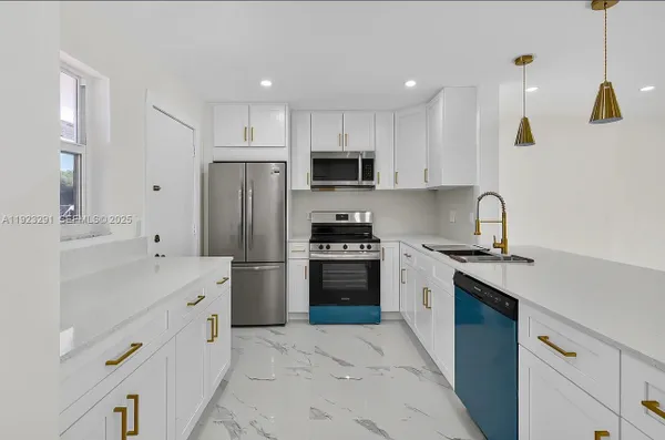 Property Slideshow image 2 of 17 | 201 se 11th ter 102, Dania Beach, FL, 33004