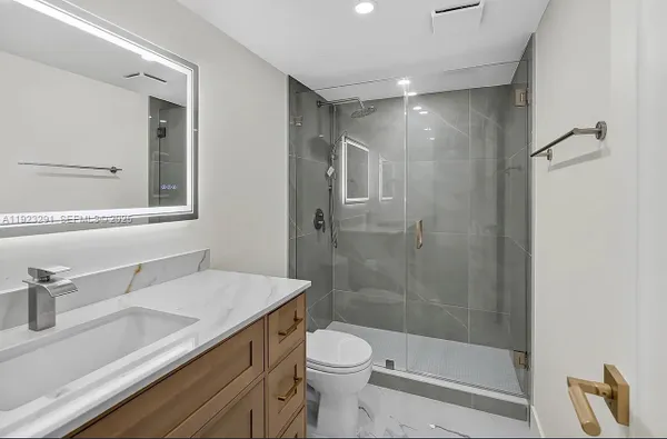 Property Slideshow image 3 of 17 | 201 se 11th ter 102, Dania Beach, FL, 33004