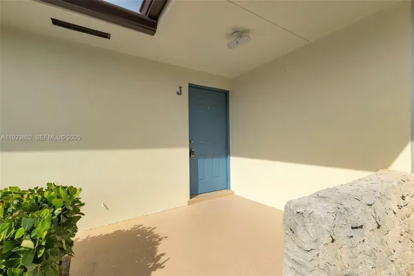 Property Slideshow image 3 of 24 | 2854 crosley dr j, West Palm Beach, FL, 33415