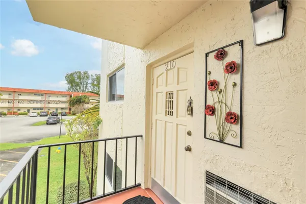 Property Slideshow image 2 of 53 | 9800 n hollybrook lake dr 210, Pembroke Pines, FL, 33025