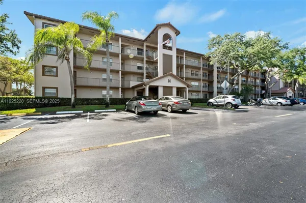 Property Slideshow image 2 of 35 | 1000 sw 125th ave apt 214n, Pembroke Pines, FL, 33027