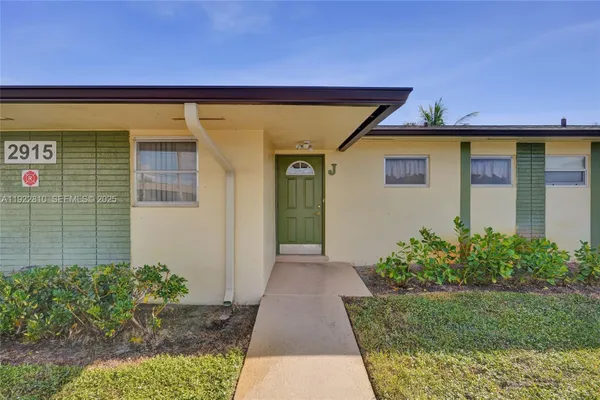 Property Slideshow image 2 of 60 | 2915 crosley dr w j, West Palm Beach, FL, 33415