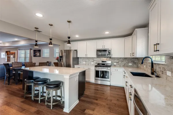 Property Slideshow image 3 of 14 | 900 rough hollow dr, Mckinney, TX, 75071