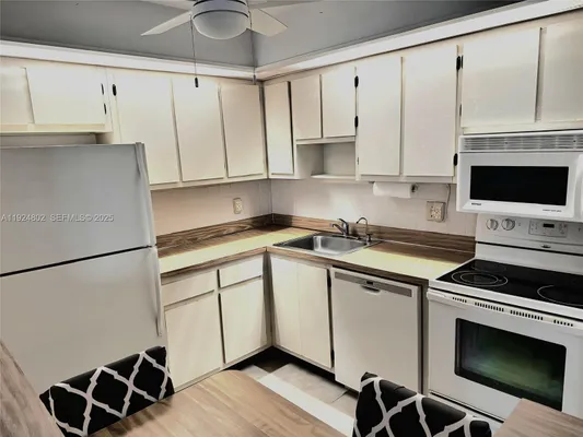 Property Slideshow image 3 of 27 | 9530 n belfort cir 108, Tamarac, FL, 33321