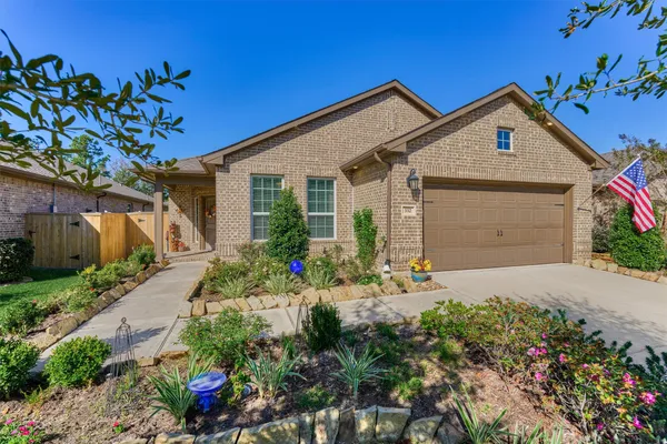 Property Slideshow image 2 of 41 | 332 n arrowhead ln, Montgomery, TX, 77316