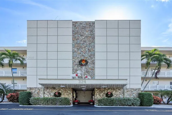 Property Slideshow image 3 of 47 | 324 se 10th st 203, Dania Beach, FL, 33004