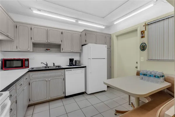 Property Slideshow image 2 of 20 | 215 se 3rd ave 407b, Hallandale Beach, FL, 33009