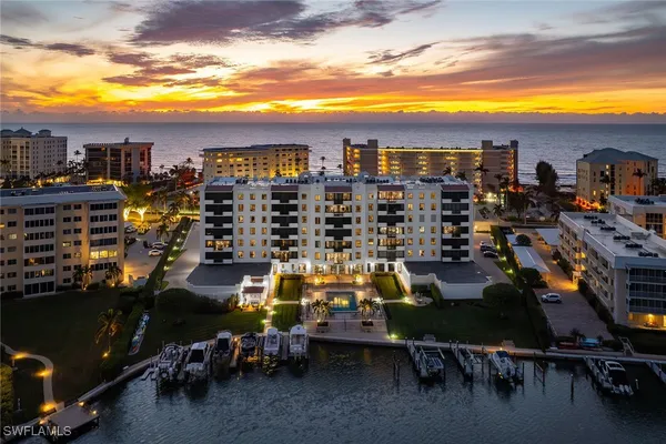 Property Slideshow image 3 of 50 | 3430 gulf shore blvd 4i, Naples, FL, 34103