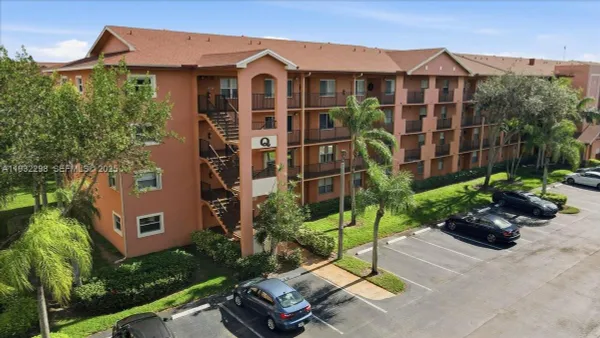 Property Slideshow image 2 of 24 | 601 sw 142nd ave 304q, Pembroke Pines, FL, 33027