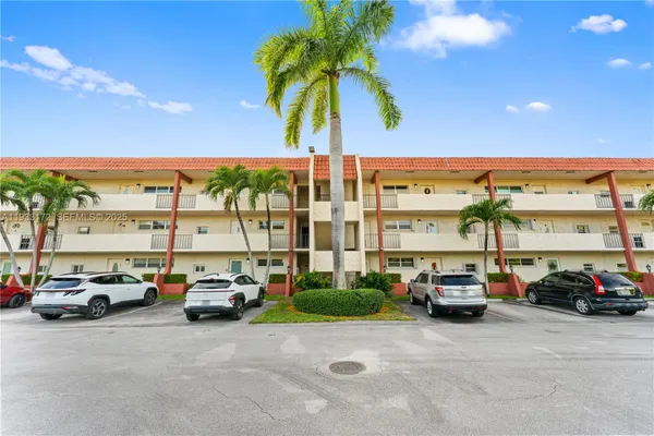 Property Slideshow image 2 of 34 | 8901 s hollybrook blvd 303, Pembroke Pines, FL, 33025
