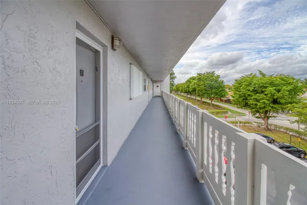 Property Slideshow image 2 of 24 | 314 se 10th st 406, Dania Beach, FL, 33004