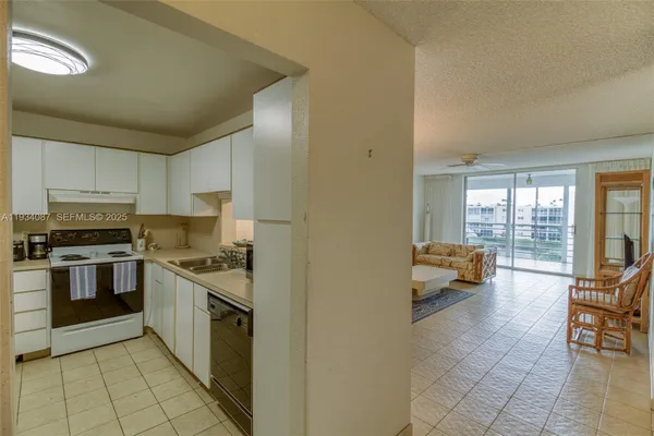 Property Slideshow image 3 of 24 | 314 se 10th st 406, Dania Beach, FL, 33004