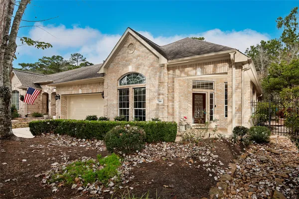 Property Slideshow image 2 of 39 | 146 e northcastle cir, The Woodlands, TX, 77384