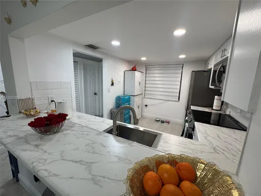 Property Slideshow image 3 of 17 | 900 colony point cir 218, Pembroke Pines, FL, 33026