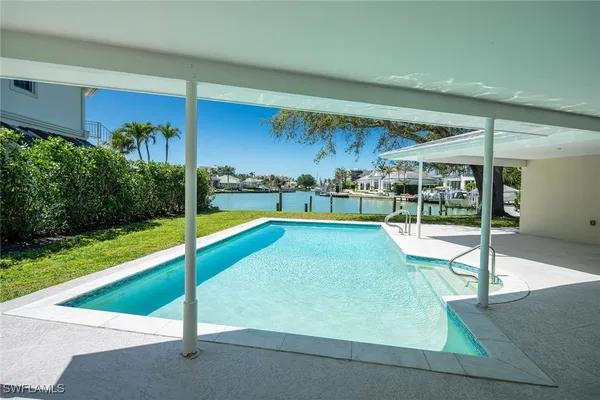 Property Slideshow image 2 of 20 | 320 bow line bnd, Naples, FL, 34103