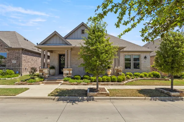 Property Slideshow image 2 of 37 | 4825 beaver creek dr, Arlington, TX, 76005