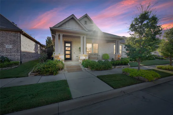 Property Slideshow image 2 of 39 | 4825 beaver creek dr, Arlington, TX, 76005