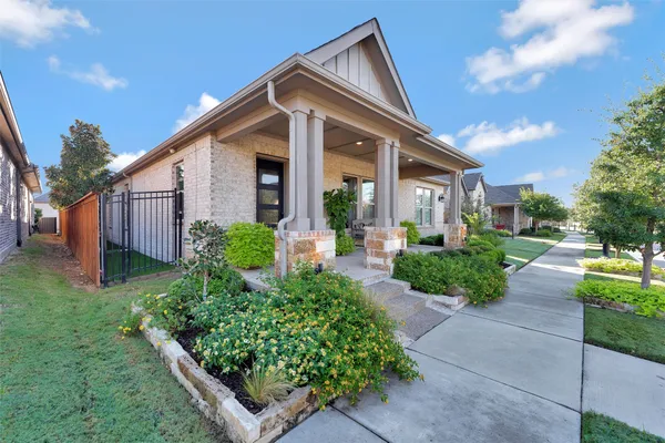 Property Slideshow image 3 of 39 | 4825 beaver creek dr, Arlington, TX, 76005