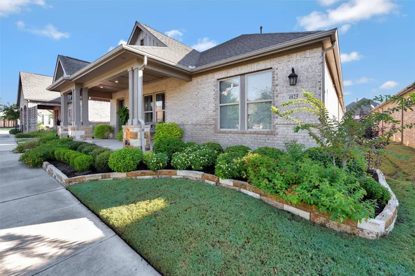 Property Slideshow image 3 of 39 | 4825 beaver creek dr, Arlington, TX, 76005