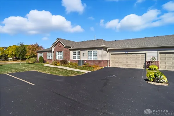 Property Slideshow image 3 of 48 | 1573 watermark ct 22, Miamisburg, OH, 45342