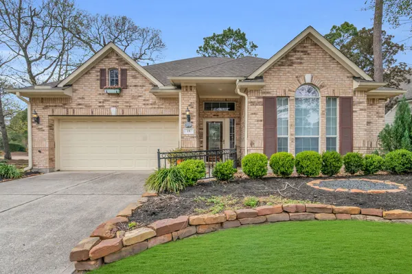 Property Slideshow image 2 of 45 | 15 e royal mews, Conroe, TX, 77384
