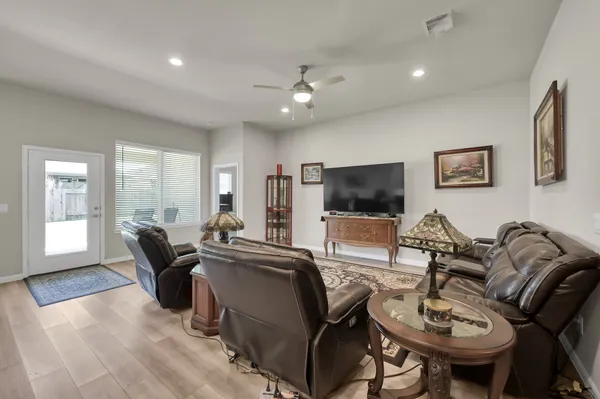 Property Slideshow image 3 of 32 | 14007 autumn creek ct, Conroe, TX, 77384