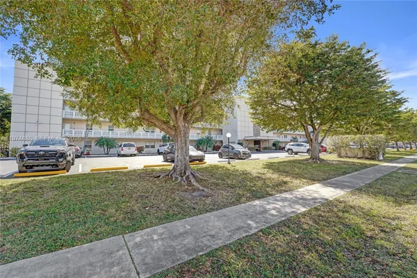 Property Slideshow image 3 of 79 | 324 se 10th st 208, Dania Beach, FL, 33004