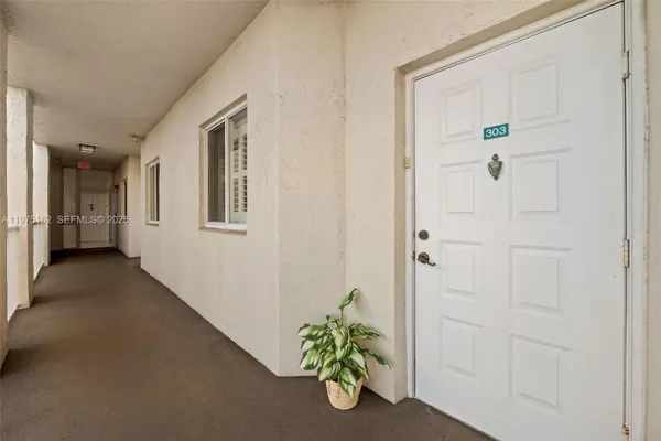 Property Slideshow image 2 of 29 | 7727 southampton ter 303, Tamarac, FL, 33321