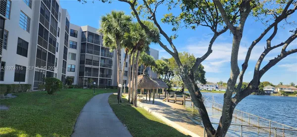 Property Slideshow image 2 of 15 | 1100 colony point cir 316, Pembroke Pines, FL, 33026