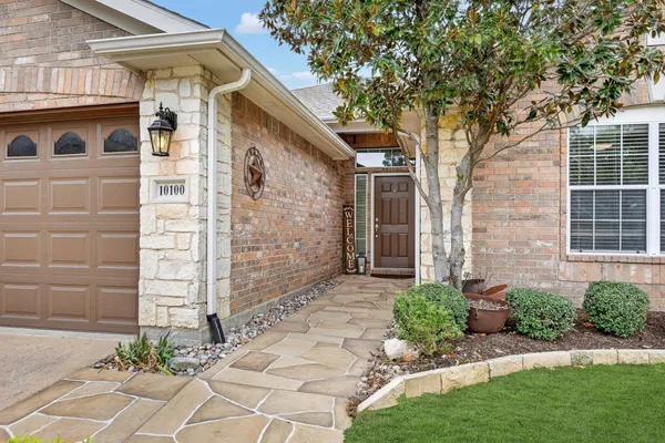 Property Slideshow image 3 of 23 | 10100 serene ct, Denton, TX, 76207