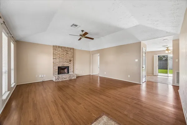 Property Slideshow image 3 of 19 | 2906 s peach hollow cir, Pearland, TX, 77584