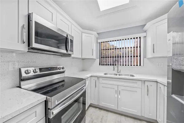 Property Slideshow image 3 of 23 | 1001 colony point cir 114, Pembroke Pines, FL, 33026