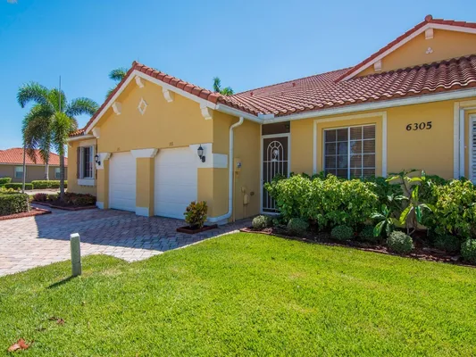 Property Slideshow image 2 of 36 | 6305 oxford cir 101a, Vero Beach, FL, 32966