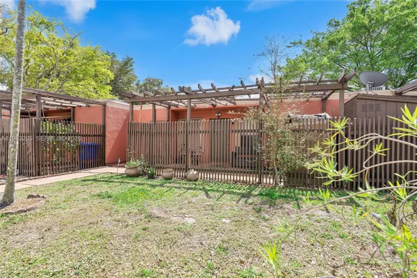 Property Slideshow image 3 of 51 | 10304 fairway rd, Pembroke Pines, FL, 33026