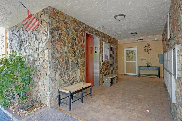 Property Slideshow image 2 of 24 | 425 se 11th ter 204, Dania Beach, FL, 33004