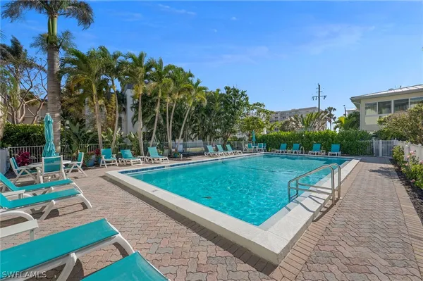 Property Slideshow image 3 of 7 | 1950 gulf shore blvd 110, Naples, FL, 34102