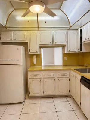 Property Slideshow image 3 of 13 | 410 se 2nd st 102, Hallandale Beach, FL, 33009