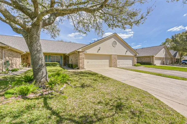 Property Slideshow image 2 of 28 | 911 woodfern glen ln, Pearland, TX, 77584