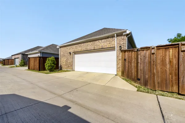 Property Slideshow image 2 of 29 | 4772 kings garden pkwy, Arlington, TX, 76005