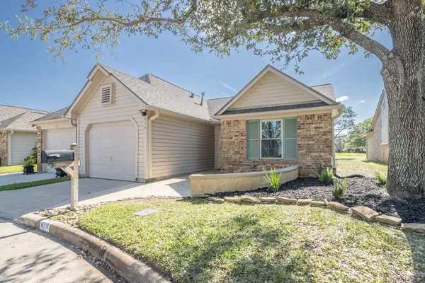 Property Slideshow image 2 of 30 | 619 e country grove cir, Pearland, TX, 77584