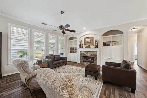 Property Slideshow image 2 of 38 | 167 e northcastle cir, The Woodlands, TX, 77384