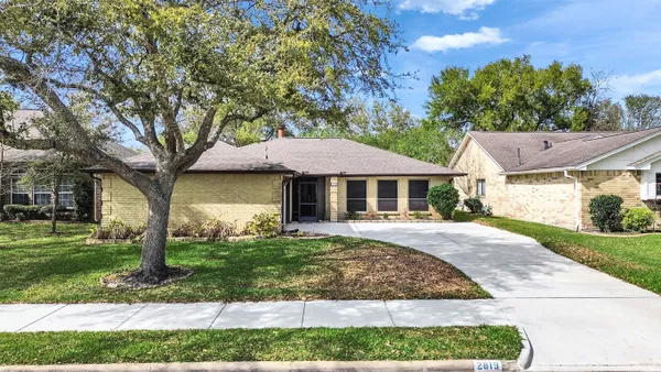 Property Slideshow image 2 of 41 | 2819 poplar creek ln, Pearland, TX, 77584